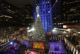 节日将至 纽约洛克菲勒中心点亮圣诞树