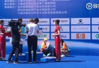 马拉松选手颁奖台晕倒无人理,嘉宾把花放她脚边