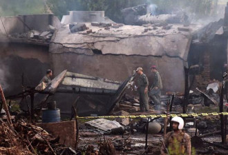 巴基斯坦一军机坠毁引发大火 致17死18伤