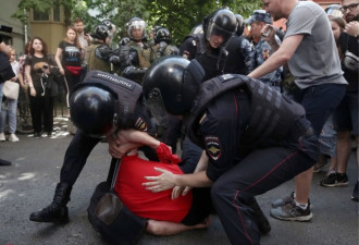 集会未经批准，莫斯科警方逮捕上千名示威者