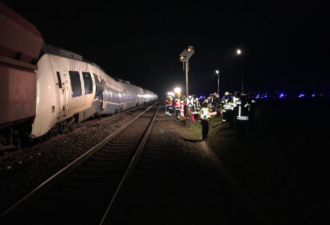 突发：德国西部两火车相撞 约50人受伤