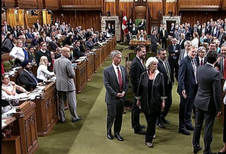 15年首次：议长把一个起哄的议员赶出众议院