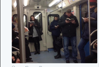 莫斯科人地铁读书照引中国网友围观:因为没wifi