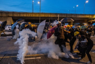 香港市中心成催泪瓦斯战场 警民冲突再升级
