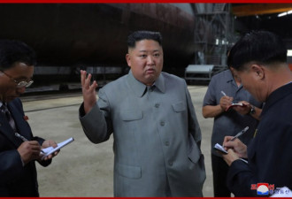 朝鲜最高领导人金正恩视察朝鲜新造潜艇