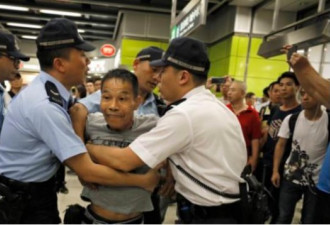 北京警告“触碰底线” 香港陷恶性循环