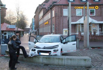 德国夜店前汽车撞人 至少6人受伤 车祸？恐袭？