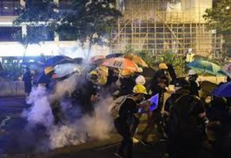 香港上环如战场 警民严重冲突对扔催泪弹和砖头