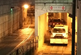 汽车驶入街车隧道 多伦多街车停顿4小时