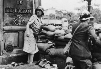 二战女性照片：巷战大妈，被俘女孩，挥拳农妇