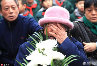 南京大屠杀幸存者携家人祭奠罹难亲人