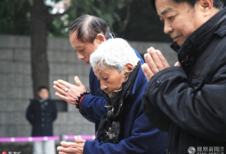 南京大屠杀幸存者携家人祭奠罹难亲人