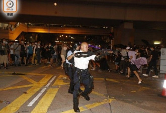 外媒攻击昨晚香港警察举枪 是因为你没看到这幕