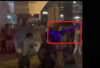 外媒攻击昨晚香港警察举枪 是因为你没看到这幕