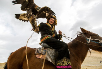 震撼人心！镜头记录蒙古4千年驯鹰传统