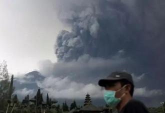 巴厘岛火山喷发5万游客被困 何时能去旅游