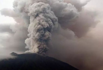 巴厘岛火山喷发5万游客被困 何时能去旅游