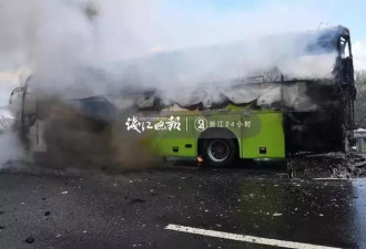 载16名学生的大巴机场高速着火 目击者吓到手抖