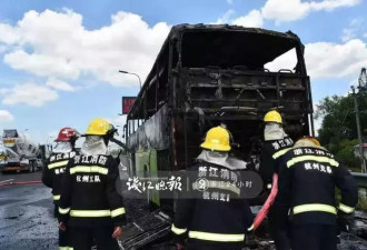 载16名学生的大巴机场高速着火 目击者吓到手抖