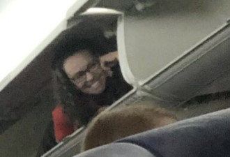 美国一空姐爬上行李架还面带微笑，乘客看傻眼