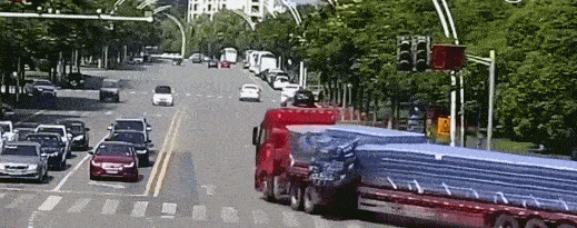 南京：3吨可乐散落马路，路人一拥而上…感人！