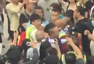 记者在香港机场守了六个时辰 拍到两英雄