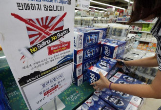 韩国人&quot;抵制日货&quot;第一个月 不喝日啤不穿优衣库
