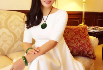 刘晓庆一袭白裙出席活动，肤白貌美似少女