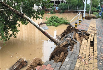 暴雨袭郑州多路现塌方 女子疑被雨水冲入污水井
