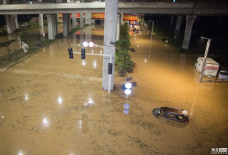 暴雨袭郑州多路现塌方 女子疑被雨水冲入污水井