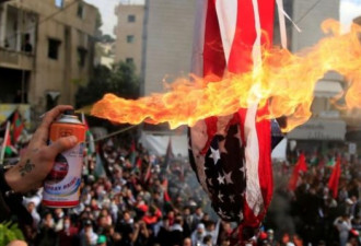 抗议川普决定 烧他的像和美国国旗