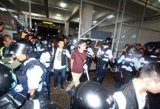 400示威者冲击警署扬言要劫走嫌犯 警告：重罪