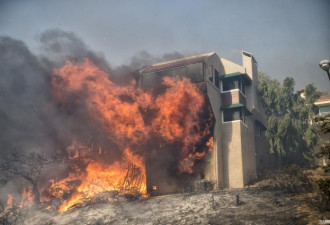 加州山火面积16万亩 烧毁建筑535栋 23万人撤离