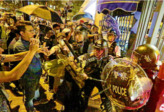 大批示威者集结围堵警署 24名警员遭袭5人送医