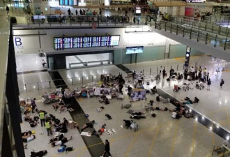 香港机场恢复办理登机 黑衣人扬言再接机