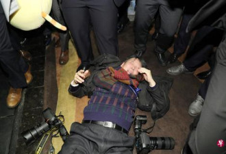 文在寅访华随团记者被北京安保痛殴入院