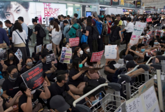 抗议活动继续 香港机场周二仍无法运行航班取消