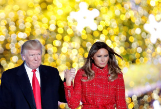 特朗普牵手梅拉尼娅 点亮白宫圣诞树