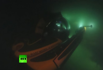 普京乘潜水器下潜50米 查看被炸沉的苏联潜艇