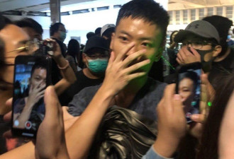 被疑是中国公安 男子在香港机场被围困绑住双手