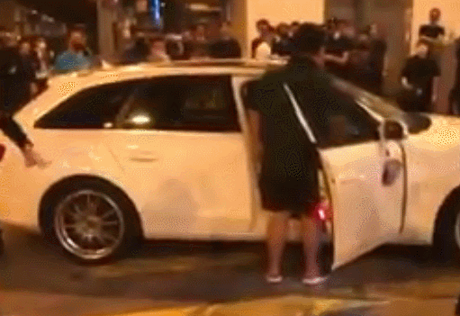 暴徒砸车,他喊：我支持民主，为什么不能和平点