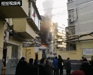 济南一栋居民楼突发爆炸 火光冲天