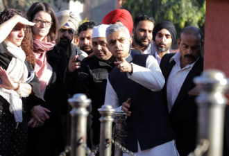 伦敦穆斯林市长出访印度 手持大勺制作膳食