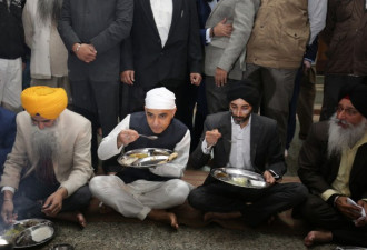 伦敦穆斯林市长出访印度 手持大勺制作膳食
