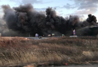 安省QEW高速旁肉联厂爆发大火 浓烟滚滚