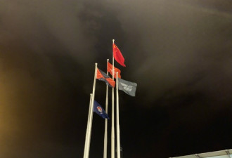 国旗被暴徒扔海后 香港居民将国旗重新升起