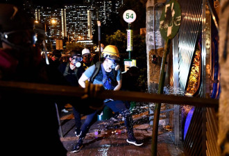 香港全城大乱斗：荃湾示威再遭&quot;蓝衣黑帮&quot;杀伤
