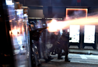 香港全城大乱斗：荃湾示威再遭&quot;蓝衣黑帮&quot;杀伤