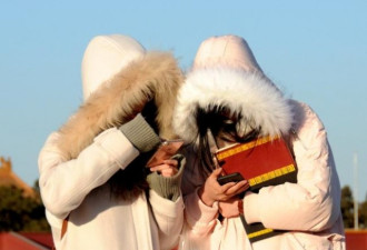 天安门广场 外国人穿中国军大衣抢镜