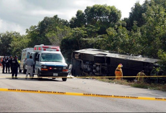 旅游大巴墨西哥翻车 12死18伤 8美国人遇难